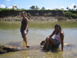 Dominikanische Republik Frauen im Fluss
