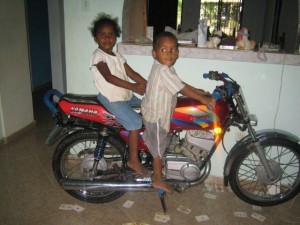 Dominikanische Republik Kinder auf Motorrad