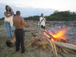 Dominikanische Republik Lagerfeuer am Strand